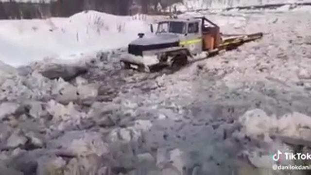 На «Урале» через ледяную реку. Урал не машина, Урал - это ЗВЕРЬ смотреть онлайн