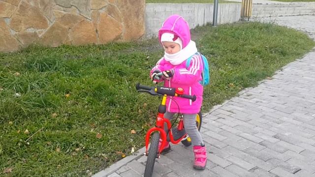 Беговел vs самокат?! Софи 2,5 года. Лучше все таки... смотреть онлайн