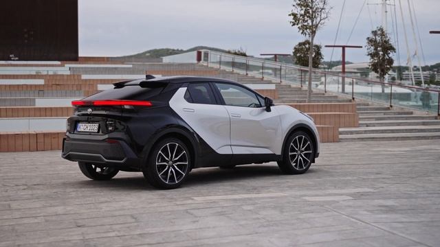TOYOTA C-HR 2024 / DRIVEN AND REVIEWED / NEW HYBRID SUV LOOKING SHARP смотреть онлайн