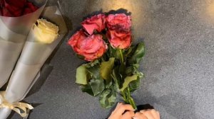 Как быстро и красиво упаковать одну розу, три или пять