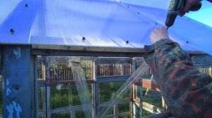 НАКРЫВАЕМ ПОЛИКАРБОНАТОМ КРЫШУ ТЕПЛИЦЫ ИЗ ОКОН СВОИМИ РУКАМИ/Из Столицы в Деревню