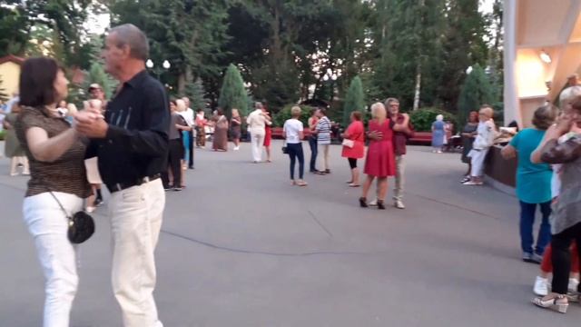 МНЕ ТАК РЯДОМ С ТОБОЙ ХОРОШО! ТАНЦЫ В ПАРКЕ ГОРЬКОГО ХАРЬКОВ СЧАСТЛИВЫЕ ДНИ смотреть онлайн