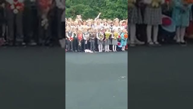 Недовольный мальчик на линейке 1 сентября смотреть онлайн