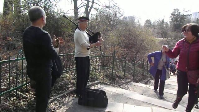 MUSIC on street. is that Scotland the Brave. QUEST. Волынка Шотландская ОТВЕТ Part2 смотреть онлайн