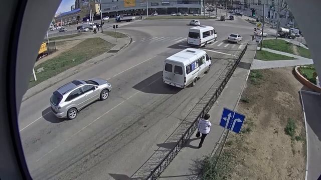 Маршрутка мешает другой на Ковыльной смотреть онлайн