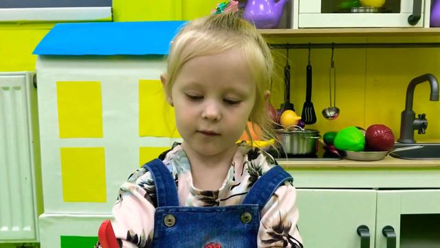 Кристина купила набор доктора и лечит куклу