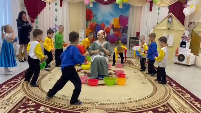 Танец с тазами и мочалками "Буля"
старшая группа смотреть онлайн