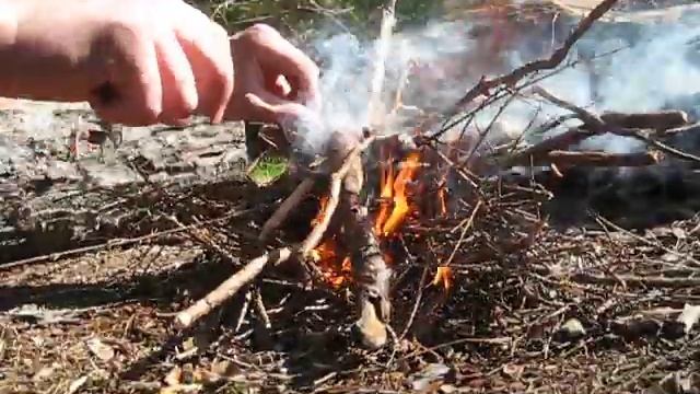 Разведение костра с помощью огнива смотреть онлайн