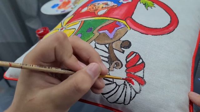 Глеб (9лет) делает тестовую роспись подушки (первая, только с пылу-жару). Контур помогла сделать я смотреть онлайн