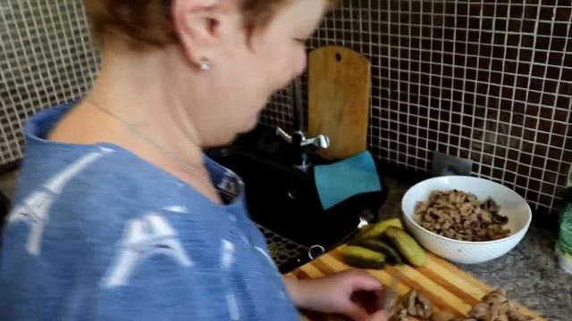 САЛАТ КАК В МАГНИТЕ ИЗ КУРИНОЙ ПЕЧЕНИ И ШАМПИНЬОНОВ / СЕКРЕТ РЕЦЕПТА смотреть онлайн