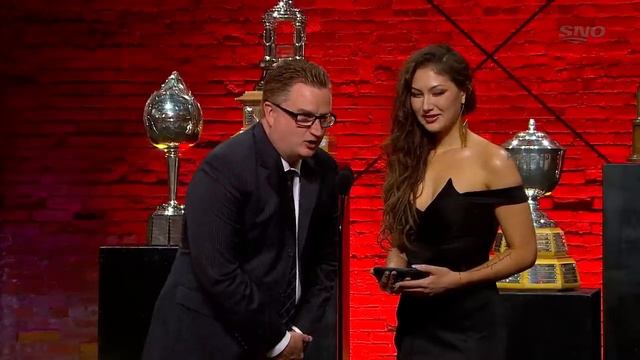 Maple Leafs' Auston Matthews Wins The 2021-22 Hart Memorial Trophy