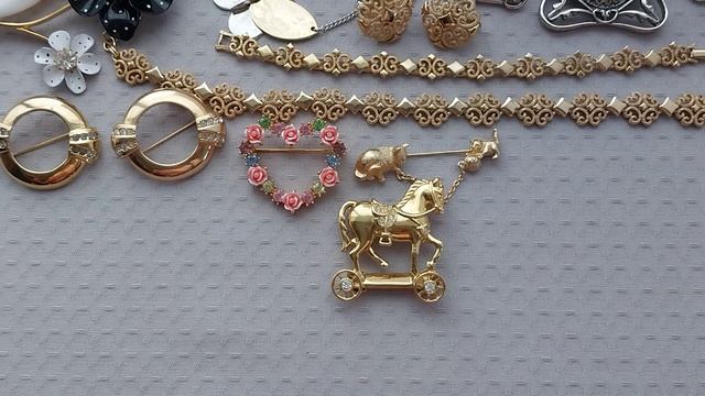 300.Превосходные винтажные украшения ЭЙВОН.Трифари,Селия Себири,JJJ,Smithsonian. смотреть онлайн