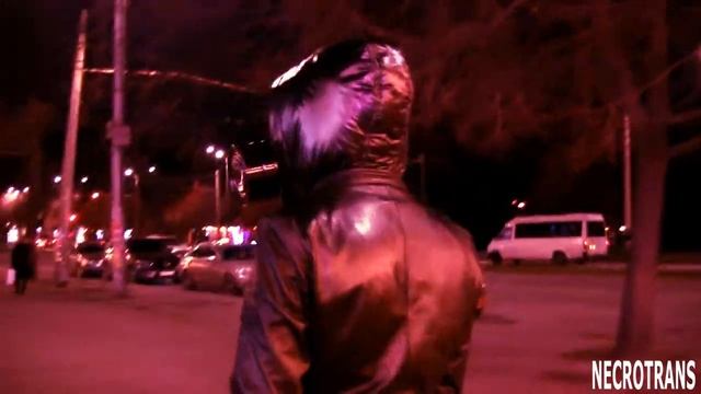 ВЕЧЕРНЯЯ ПРОГУЛКА В ПРОТИВОГАЗЕ, КОЖАНОМ КОМБИНЕЗОНЕ. КОНЦЕПТ ВНЕШНЕГО ВИДА СКАФАНДРА ДЛЯ ГОРОДА смотреть онлайн