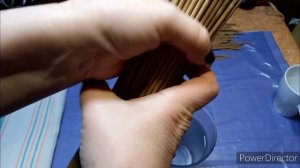 Обработка бумажных трубочек перед плетением.