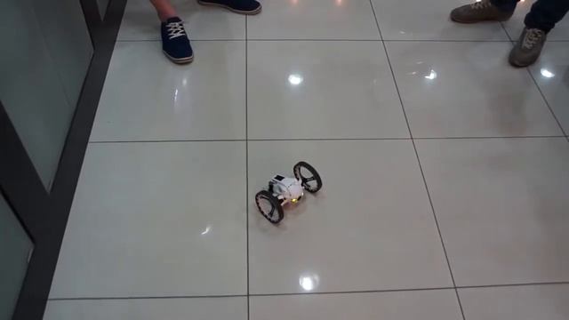 Обзор дроида Parrot Jumping Sumo смотреть онлайн