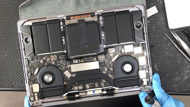 Macbook Pro 2016 13inch A1706 ディスプレイLCD交換