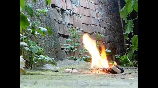 поджигаем батарейку смотреть онлайн