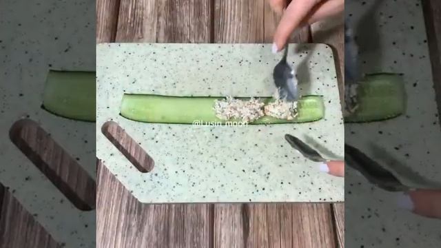 Рулетики из огурцов с начинкой из сыра и крабовыми палочками рецепт #Shorts смотреть онлайн