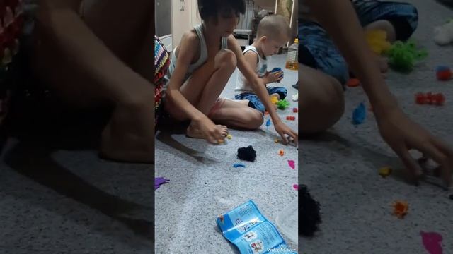 Мила собирает. А Костя ей "помогает". Сможет ли Мила собрать поделку из пушистого конструктора? смотреть онлайн