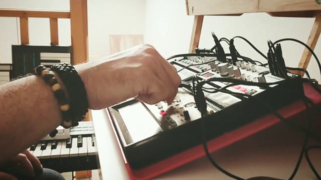 Korg Volca FM, BASS, SAMPLE and KEYS, and a Donner Twin series REVECHO pedal. смотреть онлайн