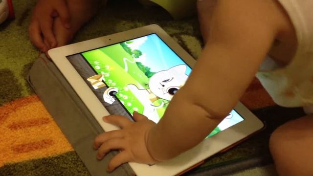 iPad для детей. Двухлетний малыш ловко работает с планшетом смотреть онлайн