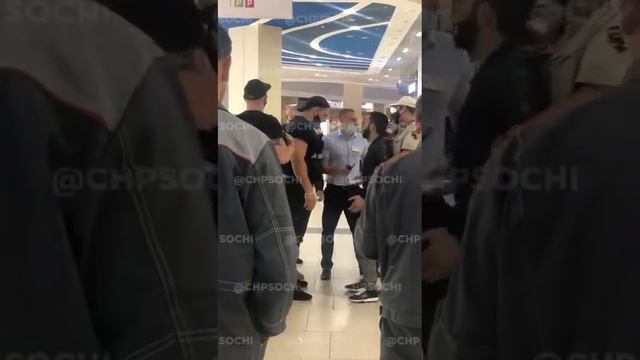 В Сочи в ТЦ «Моремолл» мужчина открыл стрельбу из травматического пистолета смотреть онлайн