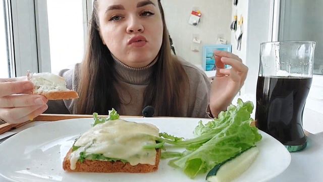 МУКБАНГ ГОРЯЧИЕ БУТЕРБРОДЫ завтрак #мукбанг #фудблогер #горячиебутерброды смотреть онлайн