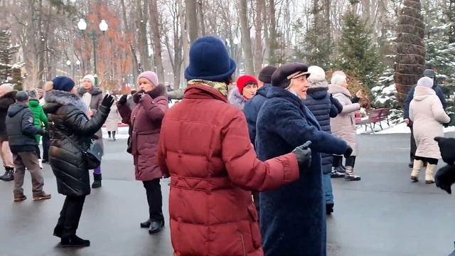 ОЙ, РЯБИНУШКА, РЯБИНА! ТАНЦЫ В ПАРКЕ ГОРЬКОГО ХАРЬКОВ СЧАСТЛИВЫЕ ДНИ смотреть онлайн