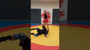Самбо. Бросок через бедро как контрприём от захвата сверху.