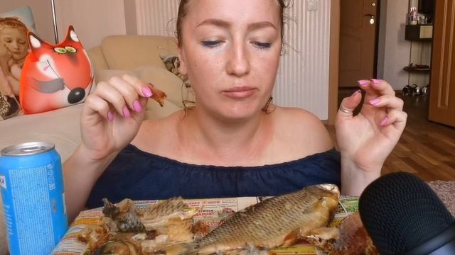 ASMR Eating dry fish | Eating sound | АСМР | Сушеная рыбка с пивом смотреть онлайн
