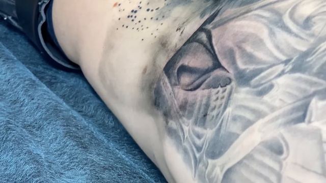 Процесс татуировки ЧБ