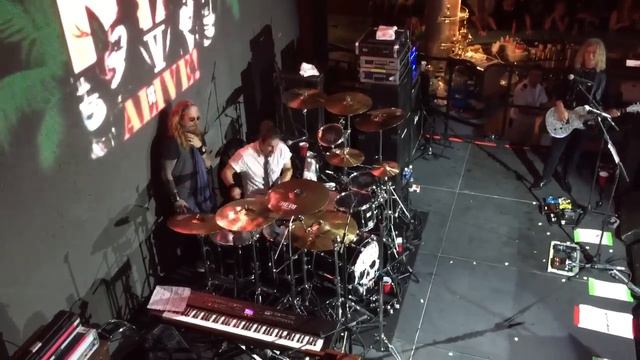 Brian Tichy - "100,000 Years" drum solo w/Stanley stage raps at KISS Kruise V смотреть онлайн