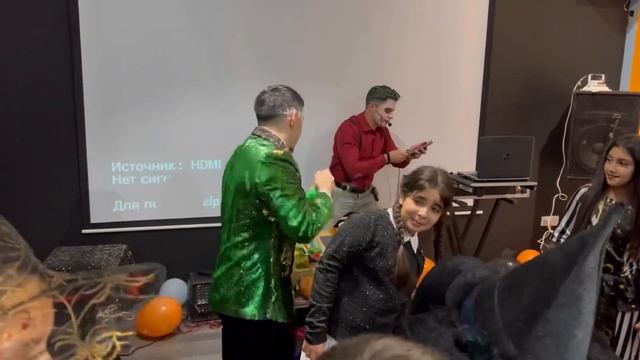 6е класс школы №269 на Halloween party у Вожатого Али ⁠ смотреть онлайн