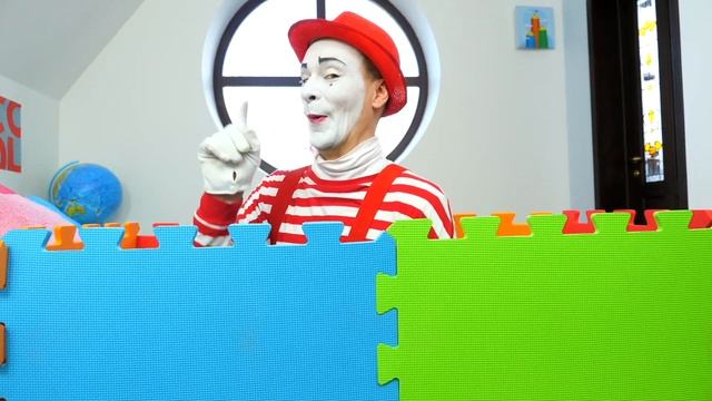 Видео про куклу пупса Беби Бон. Клоун собирает домик из ковриков. Свинка Пеппа и единороги гуляют! смотреть онлайн