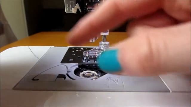 How to fit a bobbin on a Brother Innovis 10 sewing machine смотреть онлайн