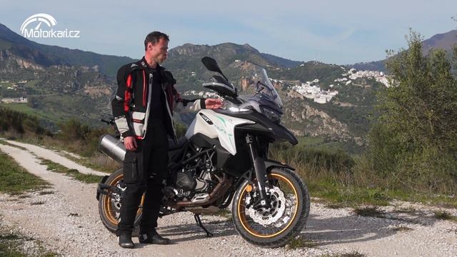 QJMotor SRT 550X: Všeuměl