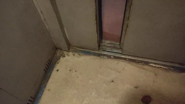 В нашем грузопассажирским лифте поменяли привод дверей, дверь открывается тихо и мягко! смотреть онлайн