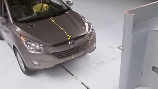 IIHS - 2013 Hyundai Tucson /ix35/ small overlap crash test / POOR EVALUATION / смотреть онлайн