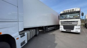 Стажер учиться загонять прицеп в ряд.