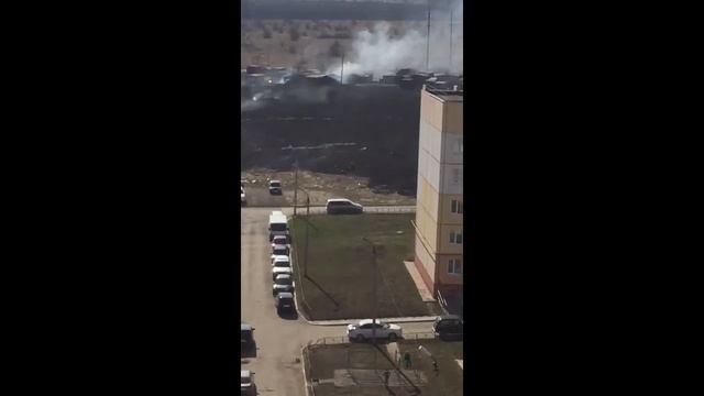 20190420 - В Юго-Западном районе травяной пожар перекинулся на гараж смотреть онлайн