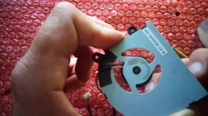 Как смазать неразборный вентилятор ноутбука, видеокарты.