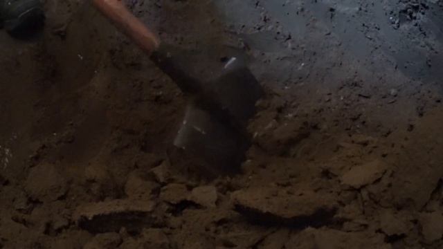 Копаю погреб зимой часть 7. Зону промерзания прошел тут же попал в кварцевый слой смотреть онлайн