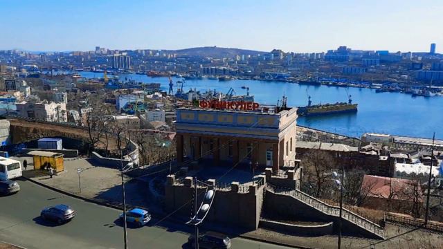 Обзорное видео с сопки Орлиное гнездо на бухту Золотой Рог и жилые районы Владивостока смотреть онлайн