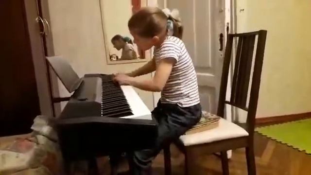Девочка красиво играет на цифровом пианино смотреть онлайн