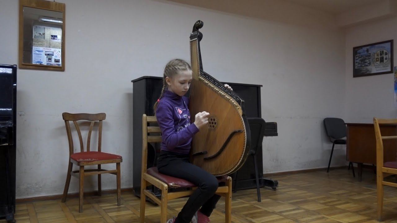 Дочь играет на БАНДУРЕ. Осваиваем украинский национальный музыкальный инструмент смотреть онлайн