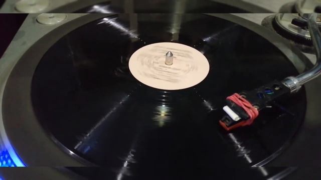 В. Васильев, Н. Семенов и В. Демент (гитары) - "Спряч за высоким забором.. (Песня Яшки-Цыгана)" смотреть онлайн