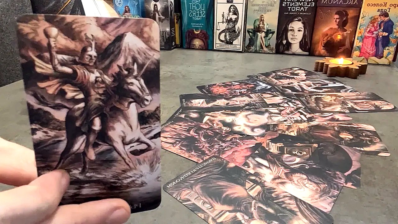 ✅ Он скучает или ему весело? Его эмоции к вам! Таро онлайн