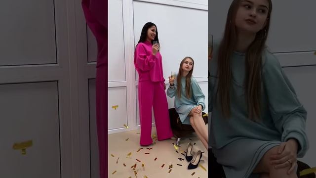 стильные костюмы здесь! #shorts #одежда #женскаяодежда #худи #стиль #мода #свитшот #новыйгод #зима смотреть онлайн