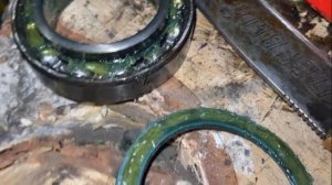 УАЗ Патриот 2019г. Замена выжимного подшипника, выкидываем рабочий цилиндр сцепления и пружину.