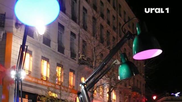 Челябинск Новогодний: огромные настольные лампы со скамейками и светящиеся качели на улицах смотреть онлайн